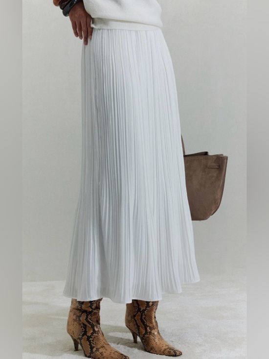 Dresses & Skirts - White pleated ruffle skirt lines elastic waist sz 6